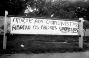 Imagem 03 - Pichações anticomunistas, 1981. Acervo Iconográfico - Museu da Cidade de Recife. Tombo nº 21. Referência nº 25681. 